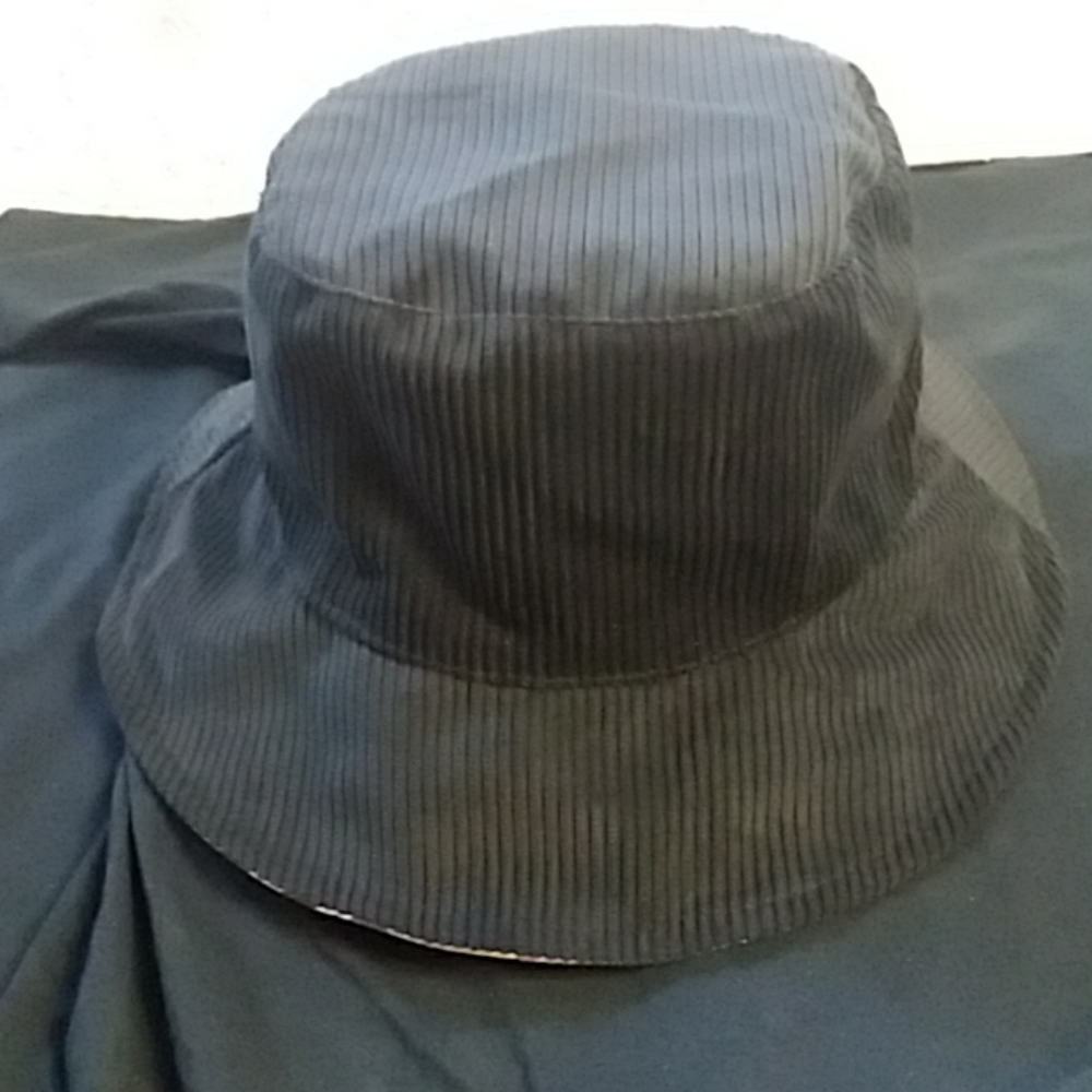 Burberry  hat - Picture 2 of 2